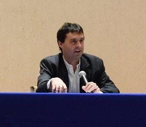 Dr. Álvaro Perpere